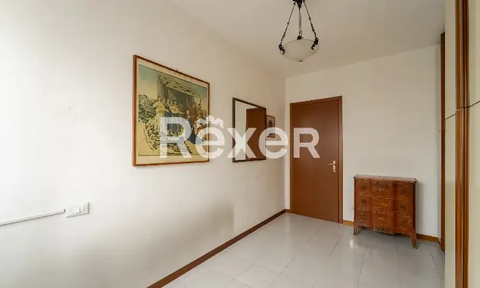 Rexer-Milano-Luminoso-quadrilocale-con-terrazzino-cantina-e-box-auto-Stanza-guardaroba