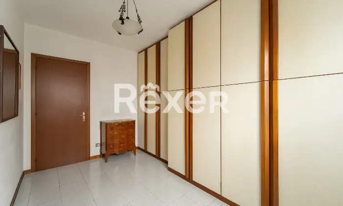 Rexer-Milano-Luminoso-quadrilocale-con-terrazzino-cantina-e-box-auto-Stanza-guardaroba