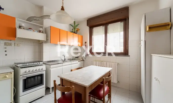 Rexer-Milano-Luminoso-quadrilocale-con-terrazzino-cantina-e-box-auto-Cucina