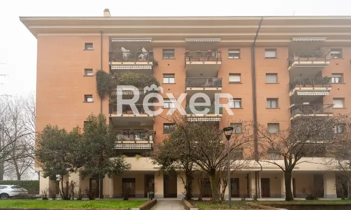 Rexer-Milano-Luminoso-quadrilocale-con-terrazzino-cantina-e-box-auto-Esterno