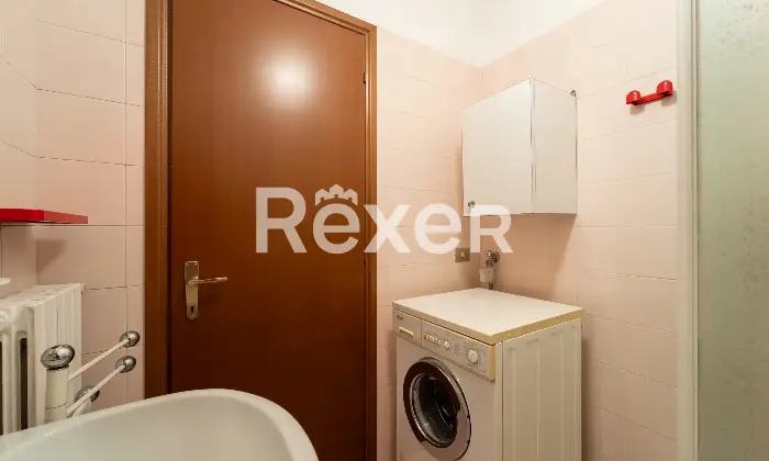 Rexer-Milano-Luminoso-quadrilocale-con-terrazzino-cantina-e-box-auto-Bagno