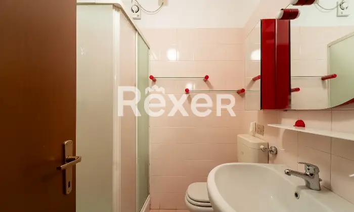 Rexer-Milano-Luminoso-quadrilocale-con-terrazzino-cantina-e-box-auto-Bagno