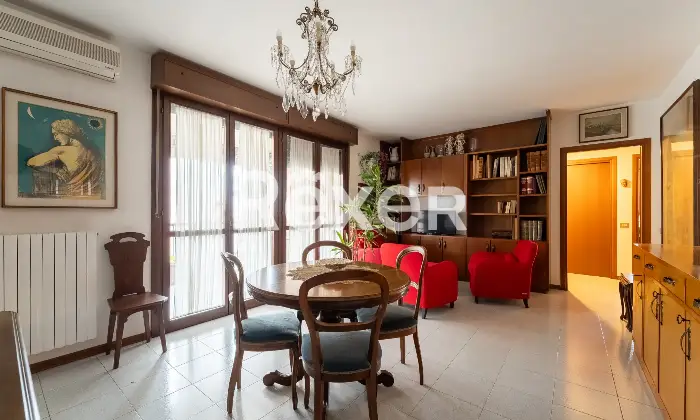 Rexer-Milano-Luminoso-quadrilocale-con-terrazzino-cantina-e-box-auto-Salone