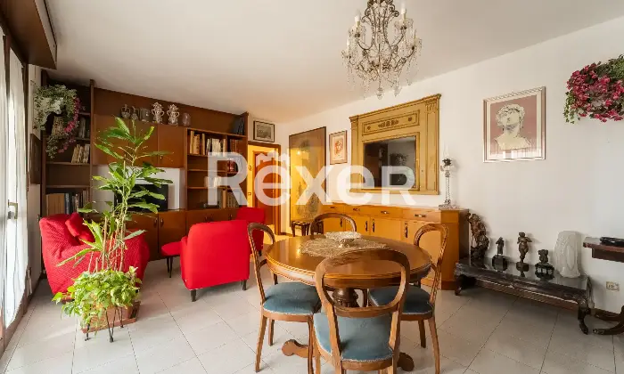 Rexer-Milano-Luminoso-quadrilocale-con-terrazzino-cantina-e-box-auto-Salone