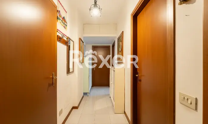 Rexer-Milano-Luminoso-quadrilocale-con-terrazzino-cantina-e-box-auto-Corridoio