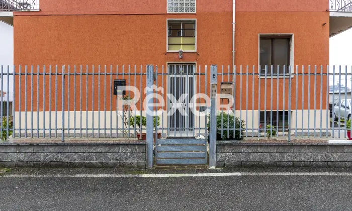 Rexer-Novate-Milanese-Ampio-appartamento-in-casa-bifamiliare-semiindipendente-Facciata