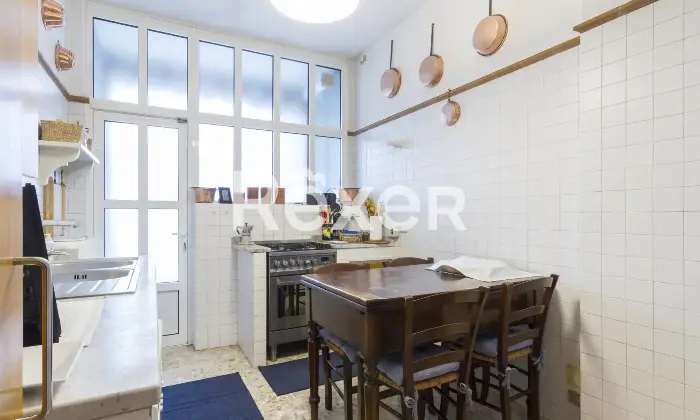 Rexer-Torino-AMPIA-ED-ELEGANTE-CASA-CON-BOX-Cucina