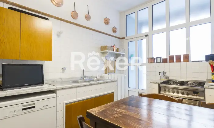 Rexer-Torino-AMPIA-ED-ELEGANTE-CASA-CON-BOX-Cucina