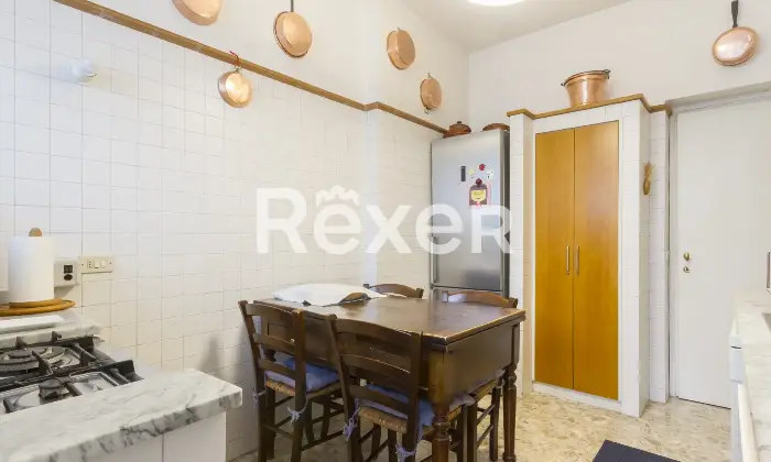 Rexer-Torino-AMPIA-ED-ELEGANTE-CASA-CON-BOX-Cucina