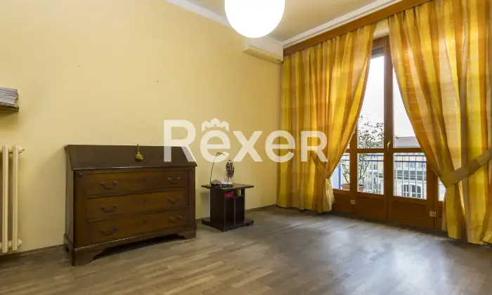 Rexer-Torino-AMPIA-ED-ELEGANTE-CASA-CON-BOX-Camera