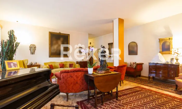 Rexer-Torino-AMPIA-ED-ELEGANTE-CASA-CON-BOX-Salone