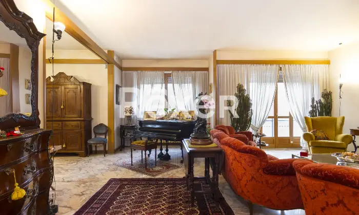 Rexer-Torino-AMPIA-ED-ELEGANTE-CASA-CON-BOX-Salone