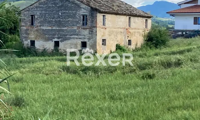 Rexer-Ortezzano-Casale-rurale-con-terreno-edificabile-Terrazzo