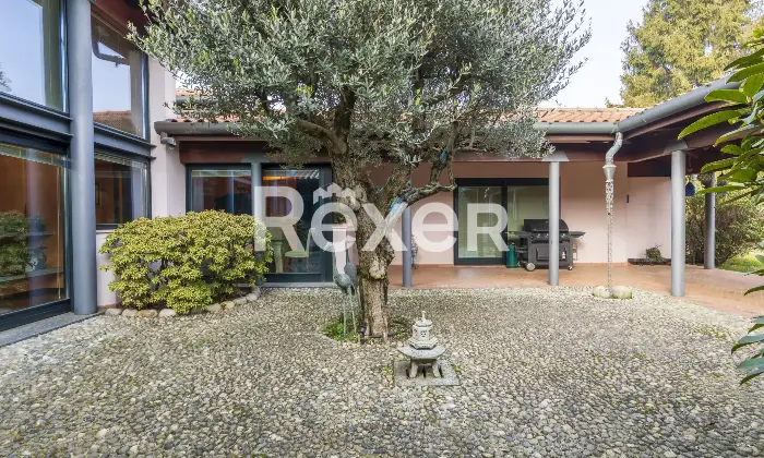 Rexer-Arsago-Seprio-Villa-singola-con-giardino-ampio-e-curato-Esterno