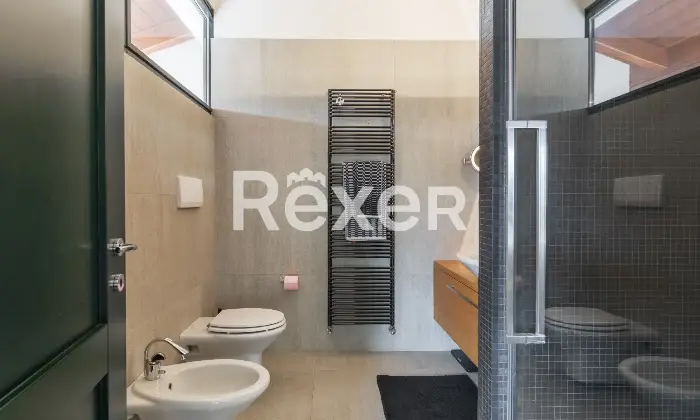 Rexer-Arsago-Seprio-Villa-singola-con-giardino-ampio-e-curato-Bagno
