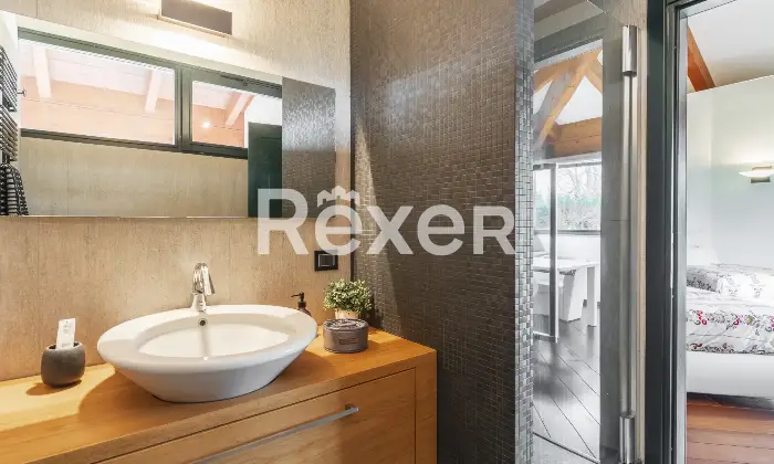 Rexer-Arsago-Seprio-Villa-singola-con-giardino-ampio-e-curato-Bagno