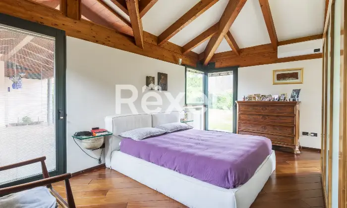 Rexer-Arsago-Seprio-Villa-singola-con-giardino-ampio-e-curato-Camera-da-letto