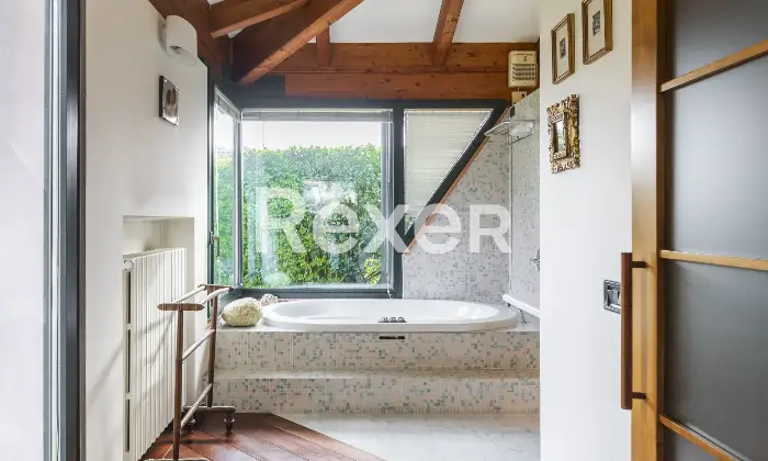 Rexer-Arsago-Seprio-Villa-singola-con-giardino-ampio-e-curato-Bagno