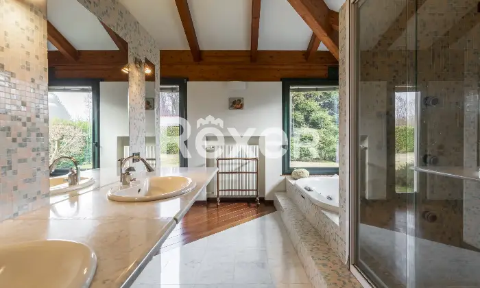 Rexer-Arsago-Seprio-Villa-singola-con-giardino-ampio-e-curato-Bagno