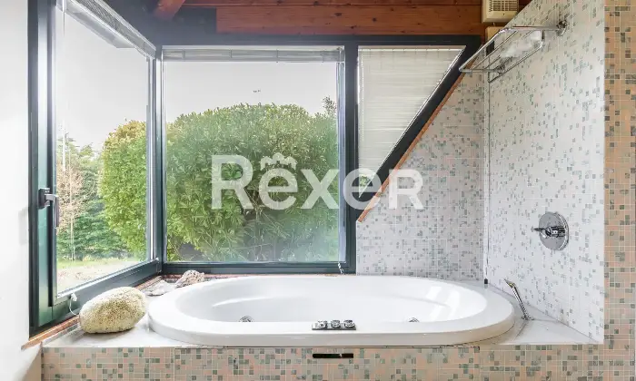 Rexer-Arsago-Seprio-Villa-singola-con-giardino-ampio-e-curato-Bagno