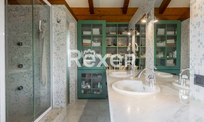 Rexer-Arsago-Seprio-Villa-singola-con-giardino-ampio-e-curato-Bagno