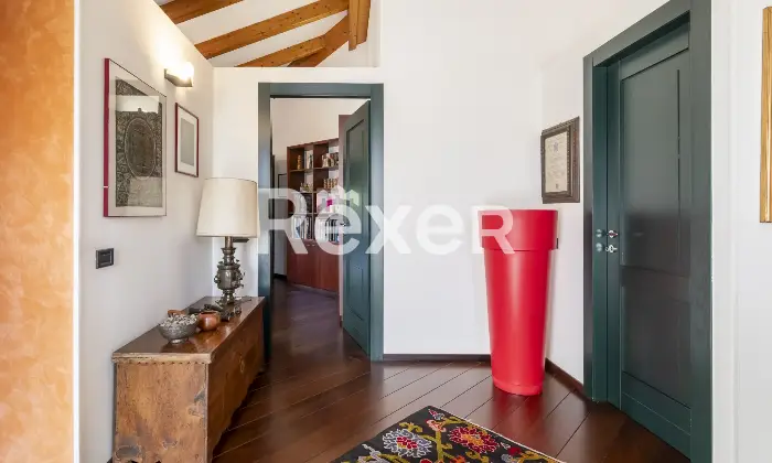 Rexer-Arsago-Seprio-Villa-singola-con-giardino-ampio-e-curato-Corridoio