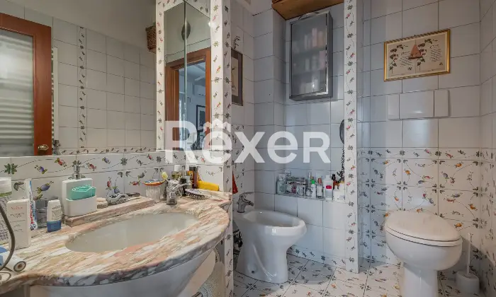Rexer-Roma-NUDA-PROPRIETA-Appartamento-al-sesto-e-ultimo-piano-Bagno
