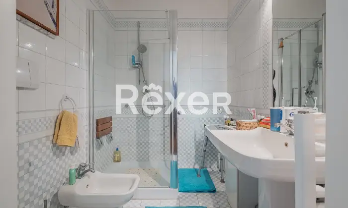 Rexer-Roma-NUDA-PROPRIETA-Appartamento-al-sesto-e-ultimo-piano-Bagno