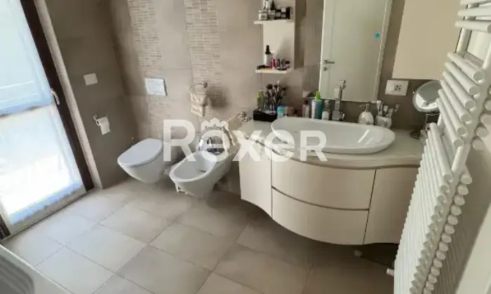 Rexer-Cagli-Villetta-a-schiera-con-ampi-spazi-esterni-e-vista-panoramica-Bagno