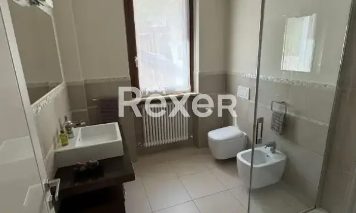 Rexer-Cagli-Villetta-a-schiera-con-ampi-spazi-esterni-e-vista-panoramica-Bagno-di-servizio