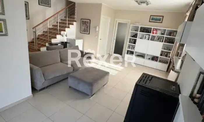 Rexer-Cagli-Villetta-a-schiera-con-ampi-spazi-esterni-e-vista-panoramica-Salone