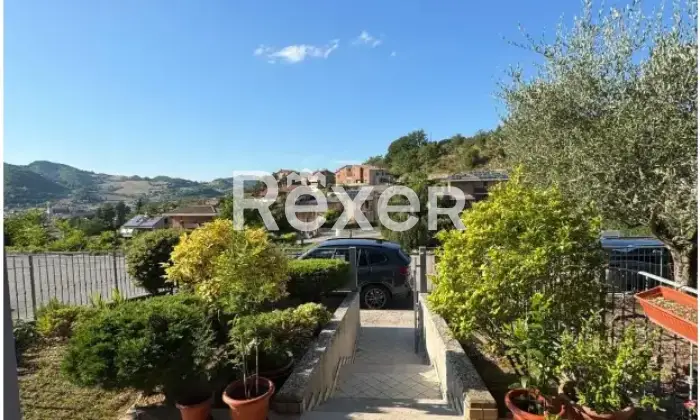 Rexer-Cagli-Villetta-a-schiera-con-ampi-spazi-esterni-e-vista-panoramica-Ingresso