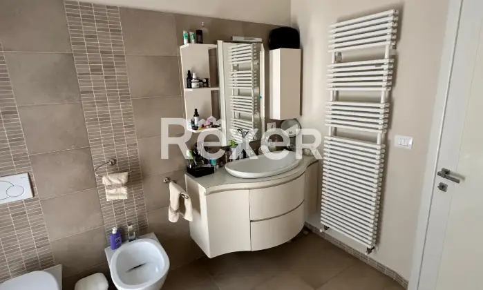 Rexer-Cagli-Villetta-a-schiera-con-ampi-spazi-esterni-e-vista-panoramica-Bagno