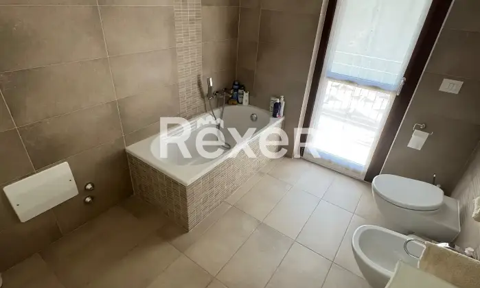 Rexer-Cagli-Villetta-a-schiera-con-ampi-spazi-esterni-e-vista-panoramica-Bagno