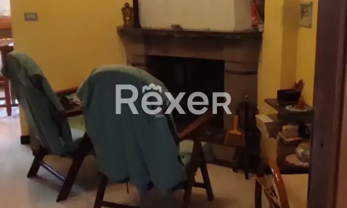 Rexer-Villa-Santa-Maria-Ampio-appartamento-con-doppio-ingresso-balconi-e-posto-auto-in-piccolo-stabile-Altro