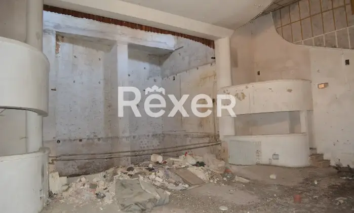 Rexer-Ceglie-Messapica-storico-cinemateatro-Argentieri-nel-centro-di-Ceglie-Messapica-Garage