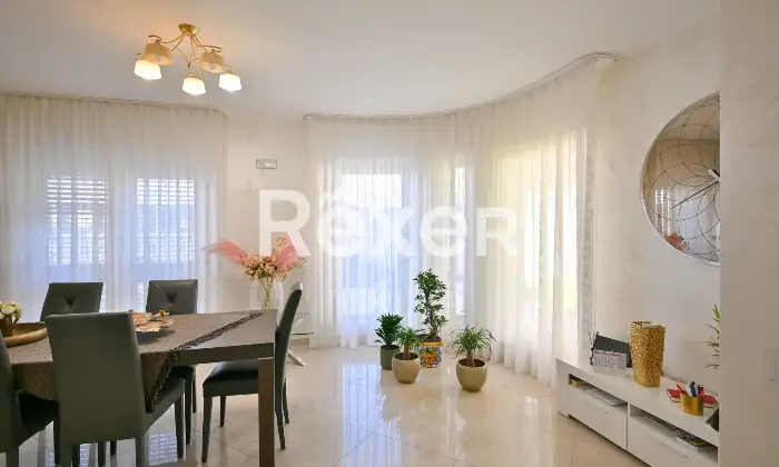 Rexer-Falerna-Marina-Villa-a-schiera-di-recente-costruzione-con-piscina-giardino-e-finiture-moderne-Altro