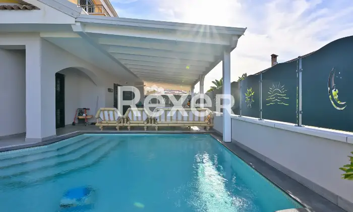 Rexer-Falerna-Marina-Villa-a-schiera-di-recente-costruzione-con-piscina-giardino-e-finiture-moderne-Altro