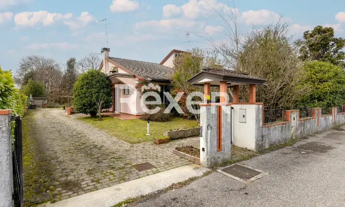 Rexer-Vascon-Porzione-di-villa-bifamiliare-con-ampio-giardino-privato-Altro