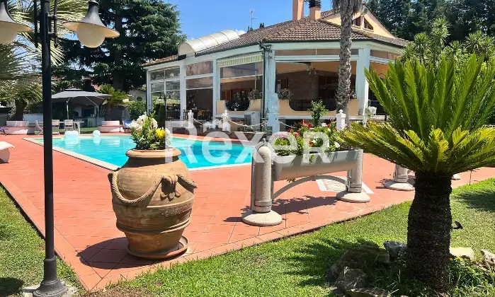 Rexer-Roma-Ardeatina-prestigiosa-villa-Unifamiliare-con-piscina-Altro