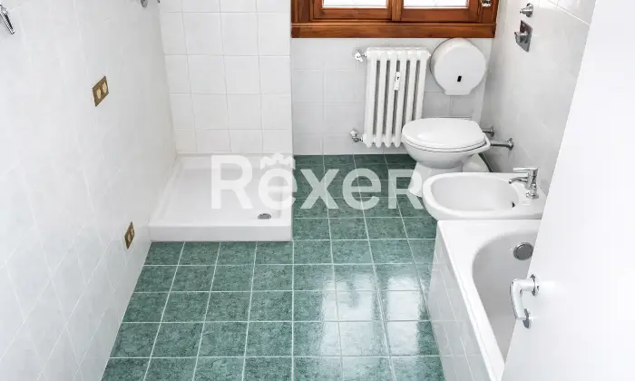 Rexer-Ossona-Ampio-trilocale-con-ascensore-e-box-auto-Altro