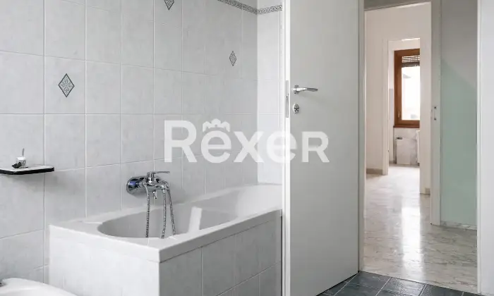 Rexer-Ossona-Ampio-trilocale-con-ascensore-e-box-auto-Altro
