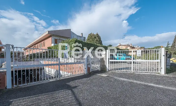 Rexer-Roma-Villetta-a-schiera-con-garage-e-posto-auto-Altro