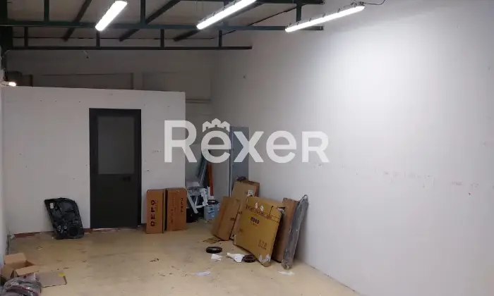 Rexer-Carrara-Locale-commerciale-con-magazzino-mq-fronte-strada-a-Carrara-Altro