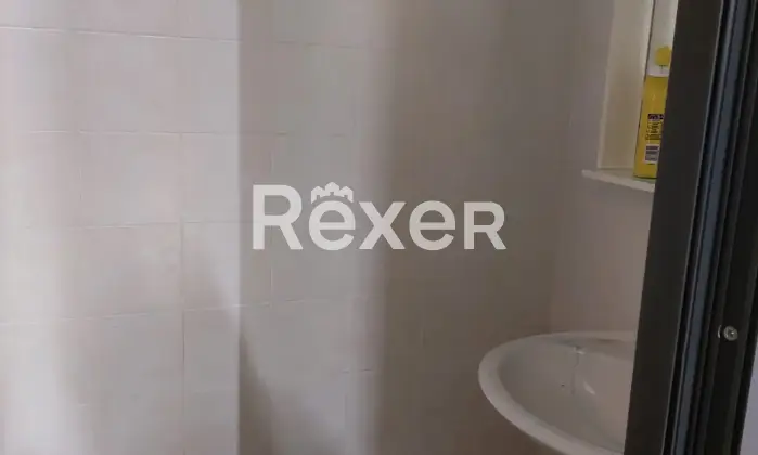 Rexer-Carrara-Locale-commerciale-con-magazzino-mq-fronte-strada-a-Carrara-Altro