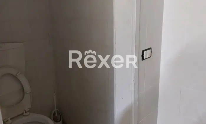 Rexer-Carrara-Locale-commerciale-con-magazzino-mq-fronte-strada-a-Carrara-Altro