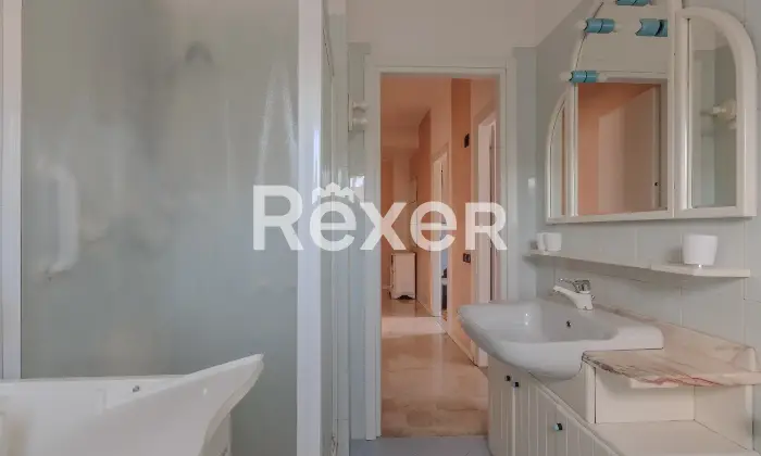 Rexer-Alzano-Lombardo-TRILOCALE-CON-BOX-E-CANTINA-Altro