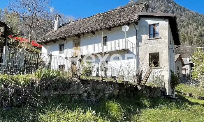 Rexer-Premia-Casa-tradizionale-in-pietra-con-ampio-terreno-in-Frazione-Pioda-Premia-Altro