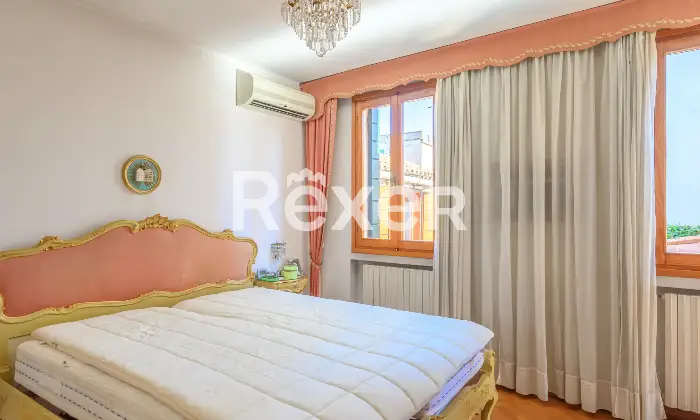 Rexer-Venezia-Casa-indipendente-su-pi-livelli-con-ampia-mansarda-e-giardino-privato-Altro