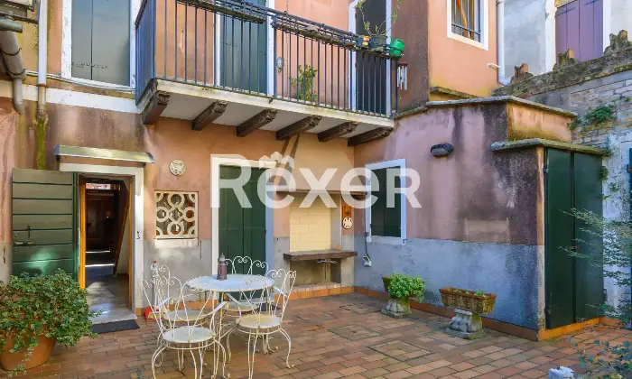 Rexer-Venezia-Casa-indipendente-su-pi-livelli-con-ampia-mansarda-e-giardino-privato-Altro